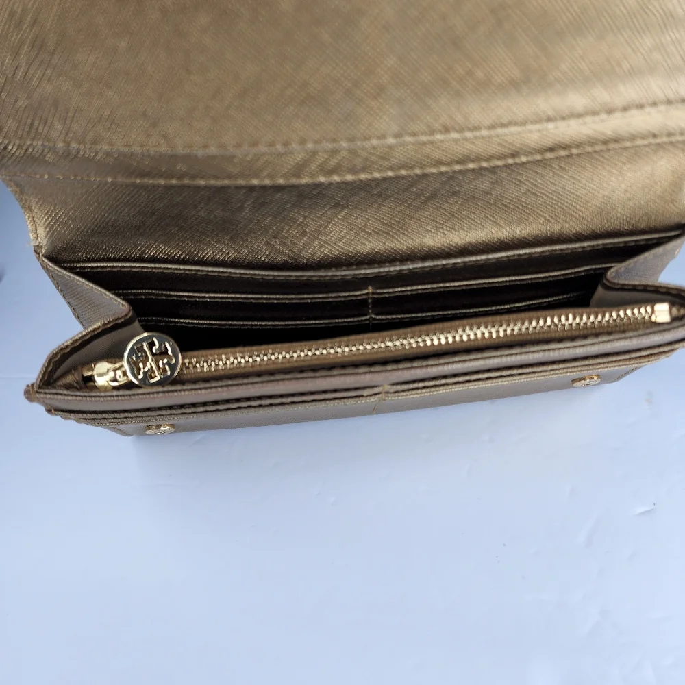 TORY BURCH Robinson Envelope Continental. Gold.
